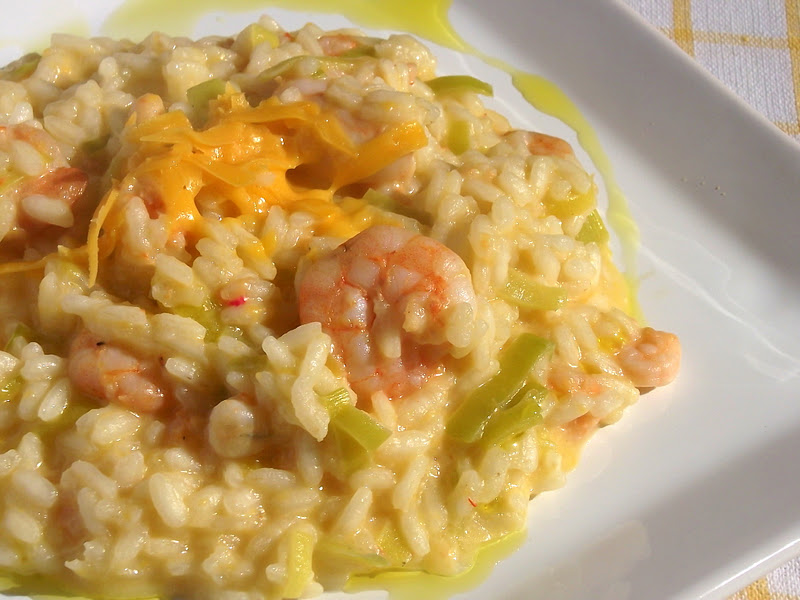 Risoto de camarão, alho poró e queijo do reino