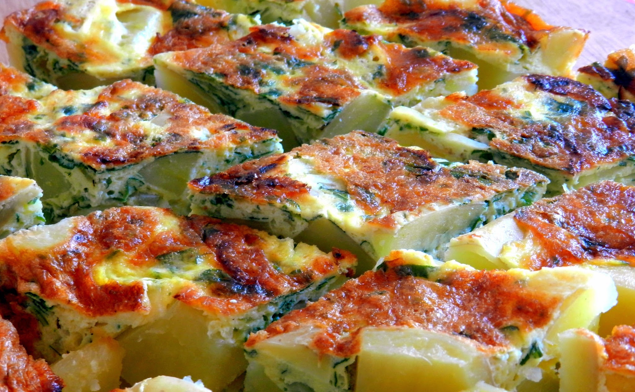 Omelete espanhola com batatas em quadradinhos