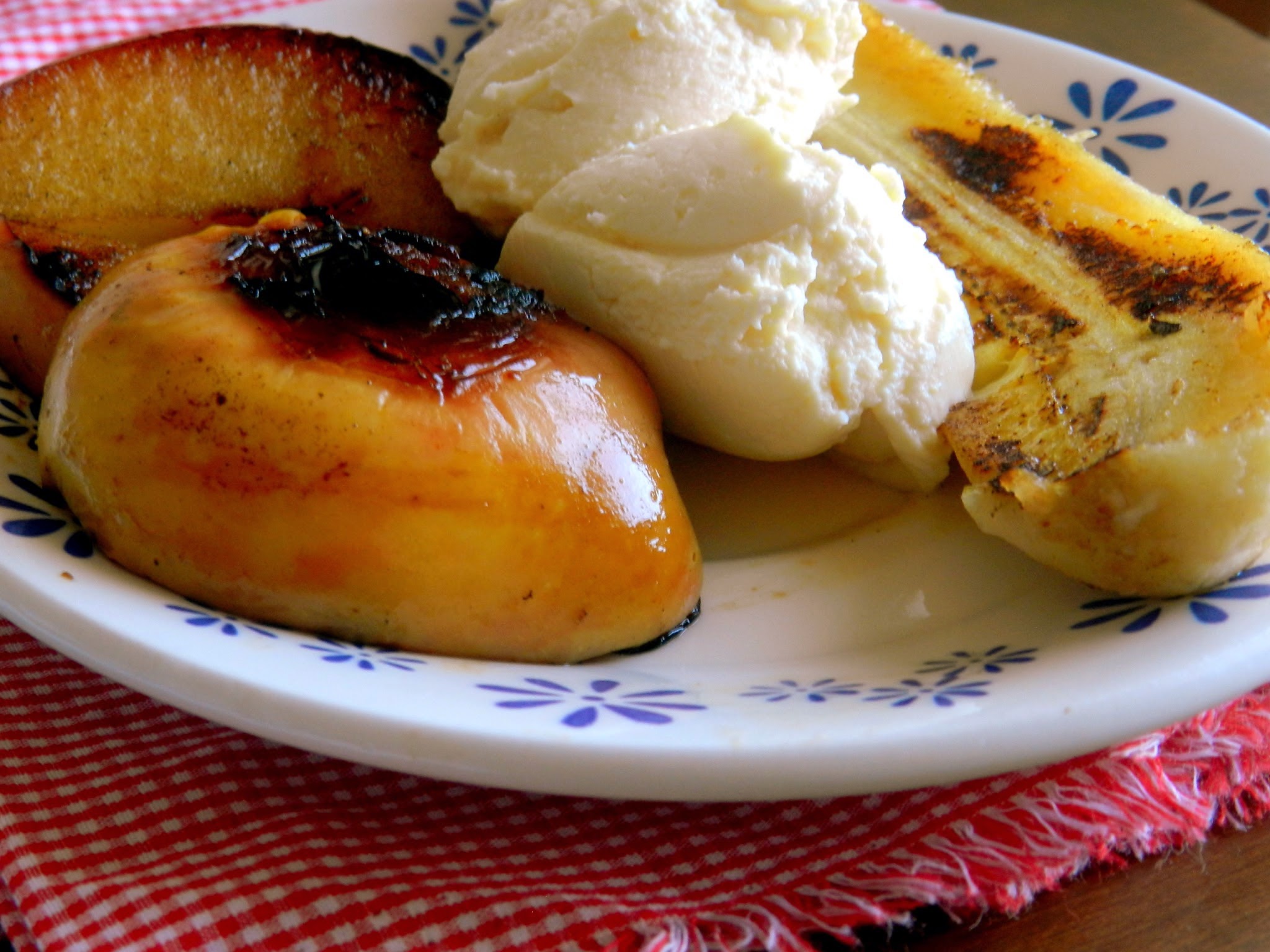 Sobremesa de inverno, frutas grelhadas com creme de queijo e mel