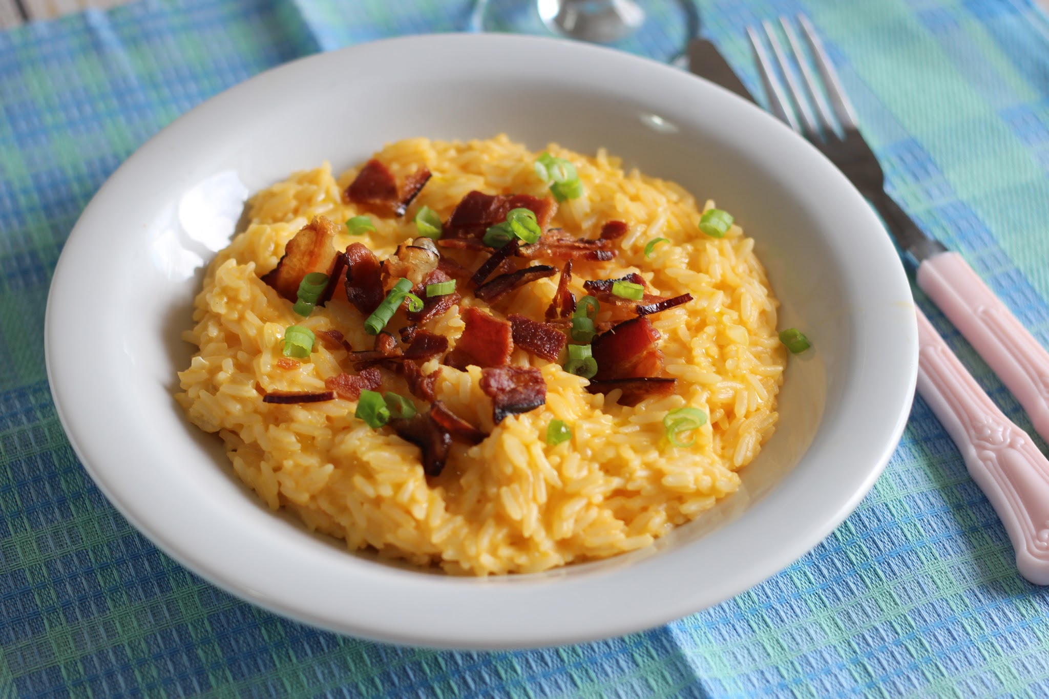 Arroz com cheddar e bacon cremoso