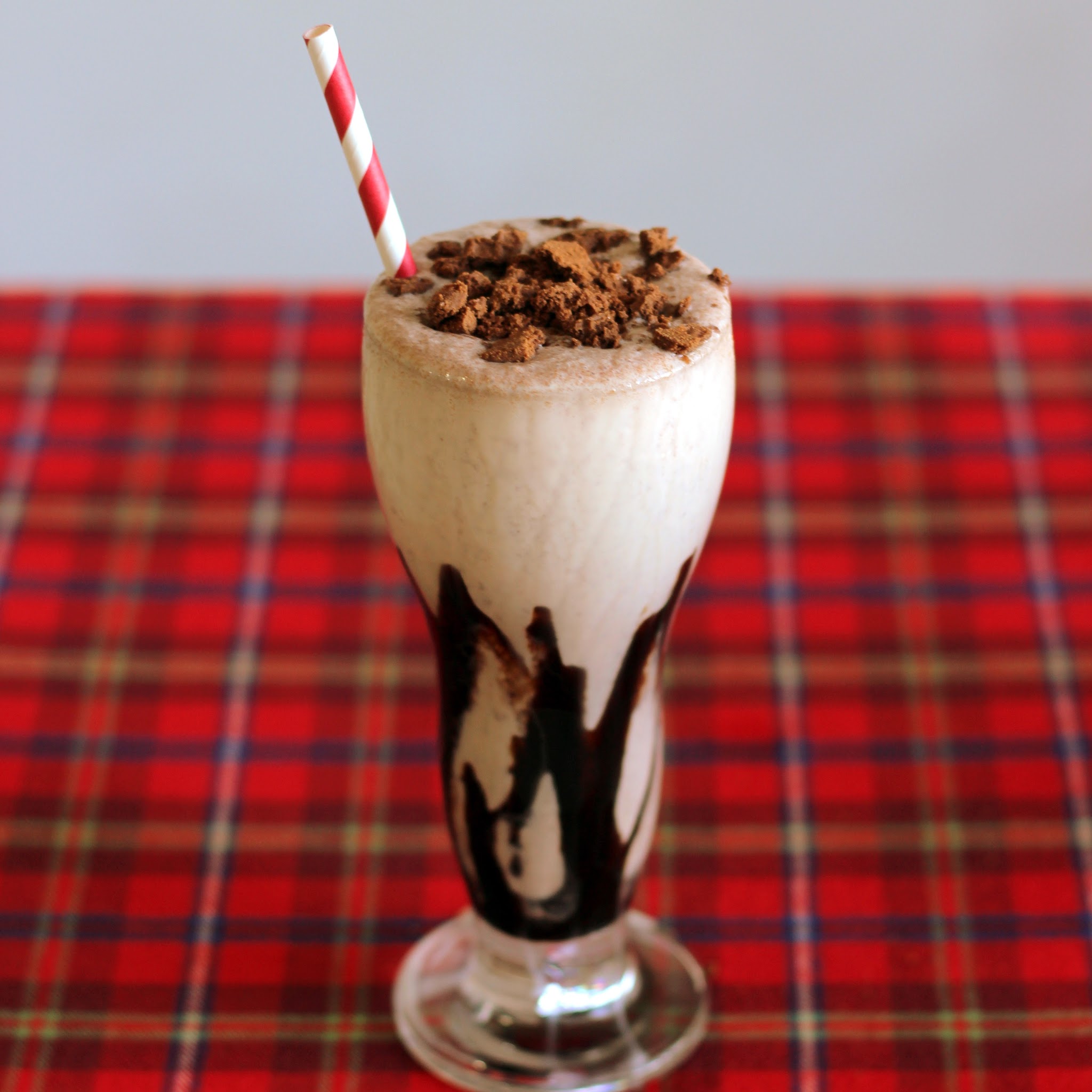 Milk Shake de biscoito com calda de chocolate