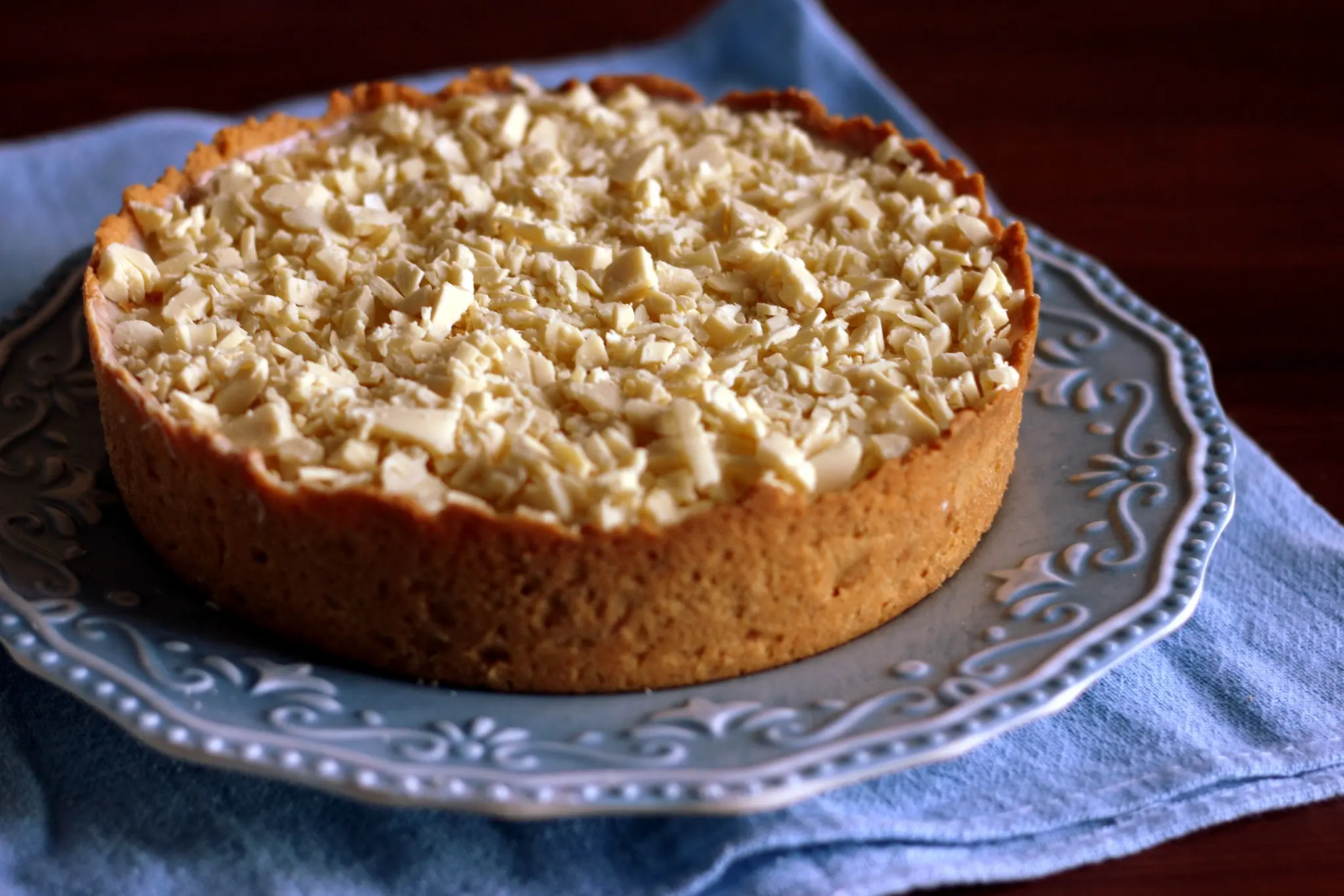 Torta de leite ninho com chocolate branco e massa de bolacha triturada