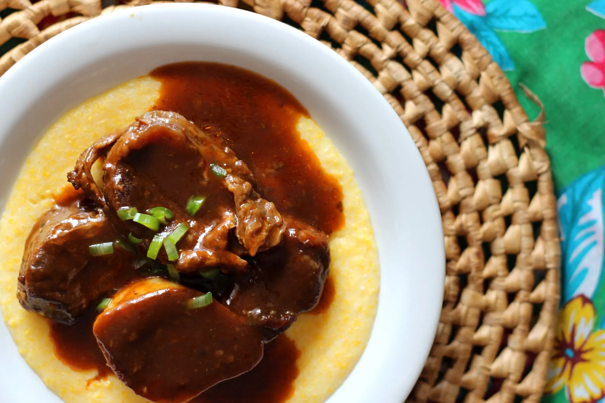 Chambaril ou ossobuco ao molho madeira com xerém