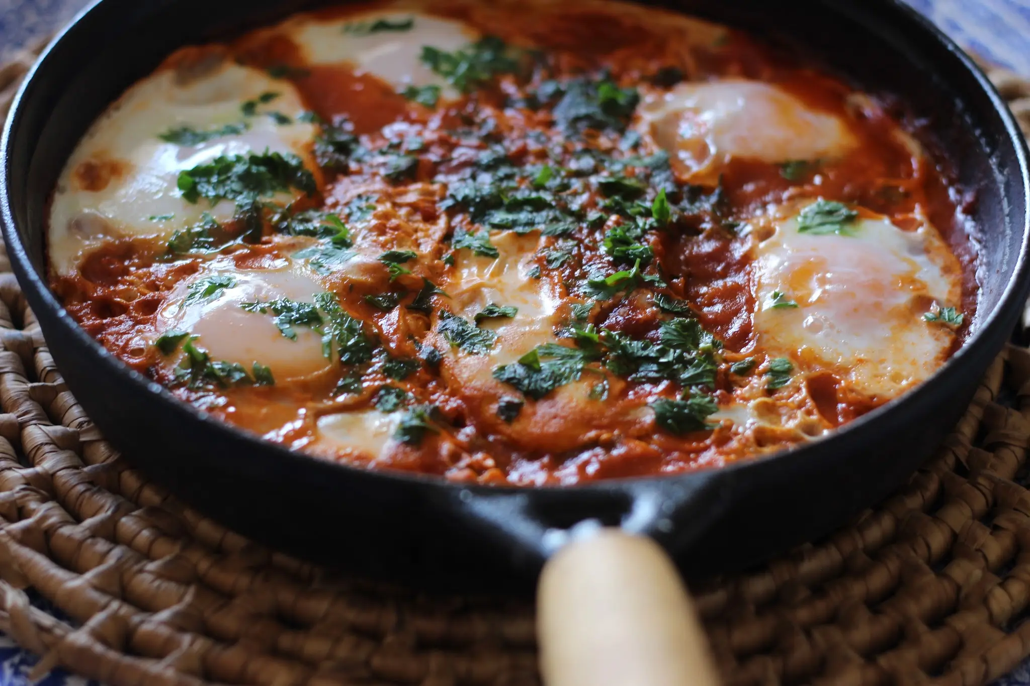 Ovos no molho de tomate – shakshuka improvisado