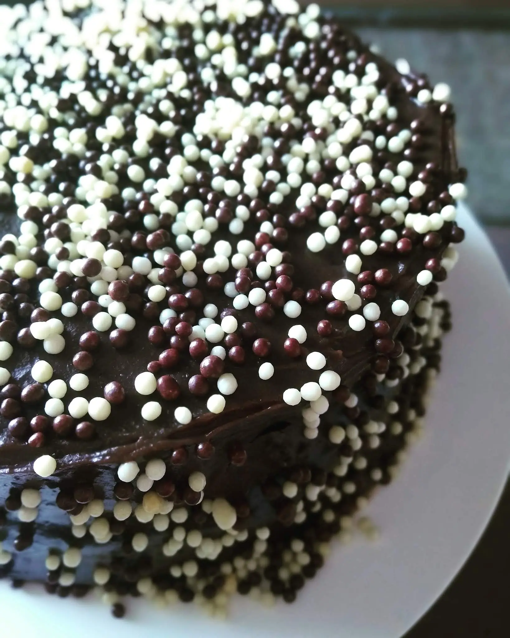 Bolo econômico de chocolate com recheio e cobertura